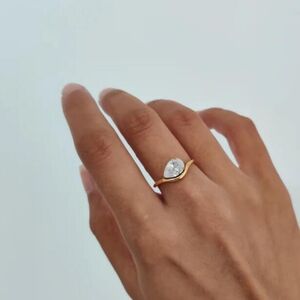 OFFSET PEAR-CUT RING IN 18K